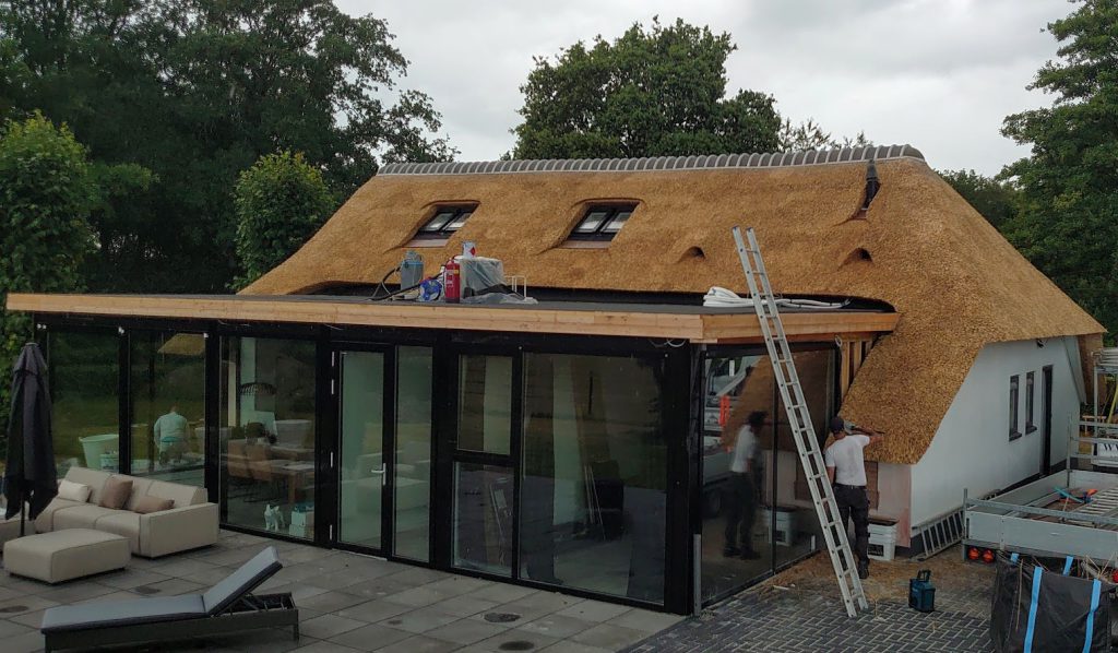 Rietendak met aanbouw