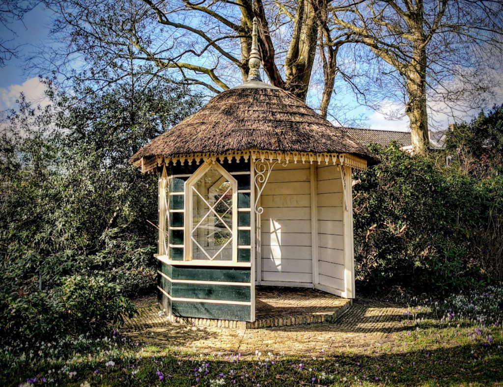 Tuinhuis met rietendak