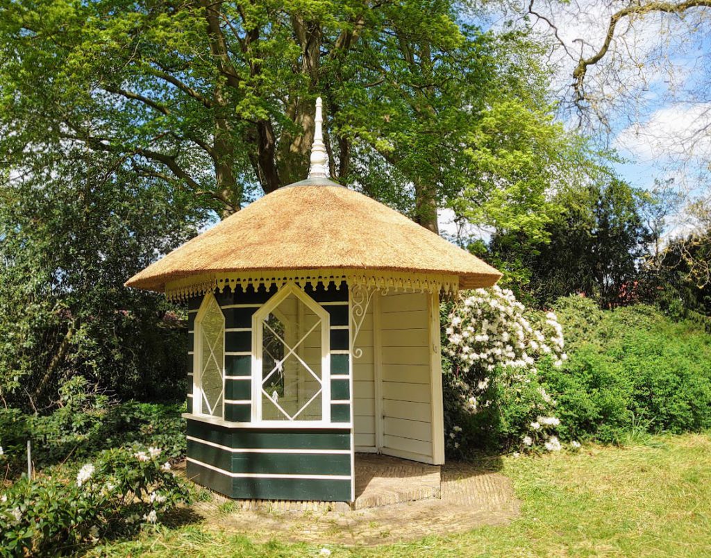 Tuinhuisje met rietendak