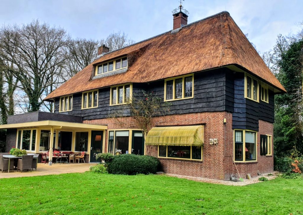 Hoog huis met rietendak